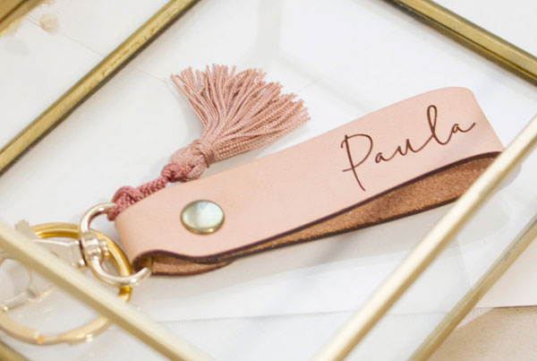 Clauer de cuir personalitzat amb frase especial per a regalar a les teves dames d'honor el dia del casament